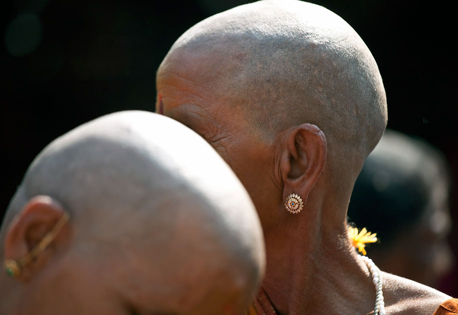 04_women.shavedhead.devotee.varanasi.benares.india.jpg
